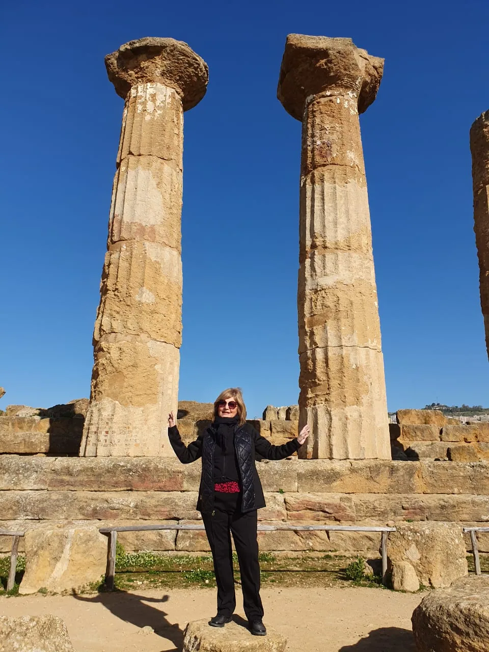 María Inés Luna frente a columnas de un sitio arqueológico