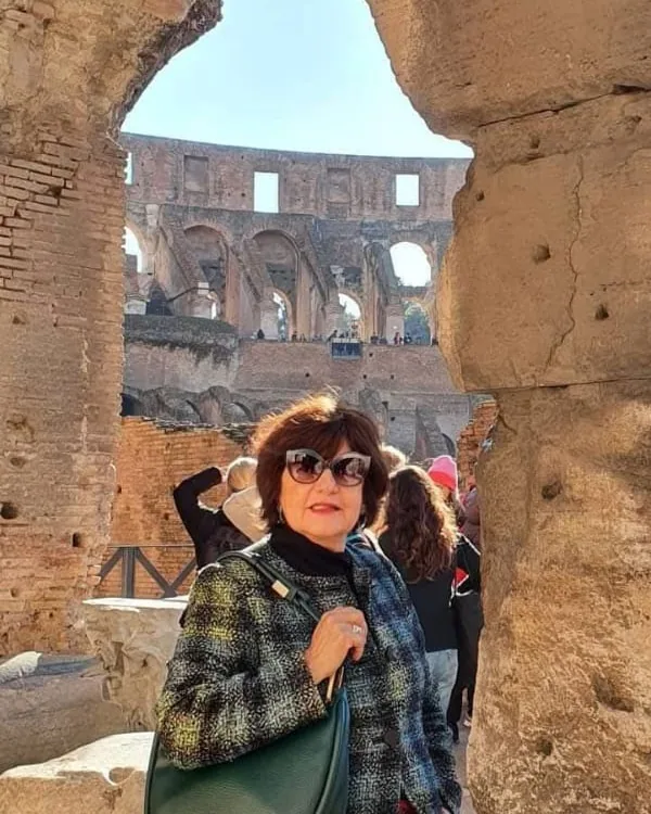 María Inés Luna durante una visita al Coliseo de Roma